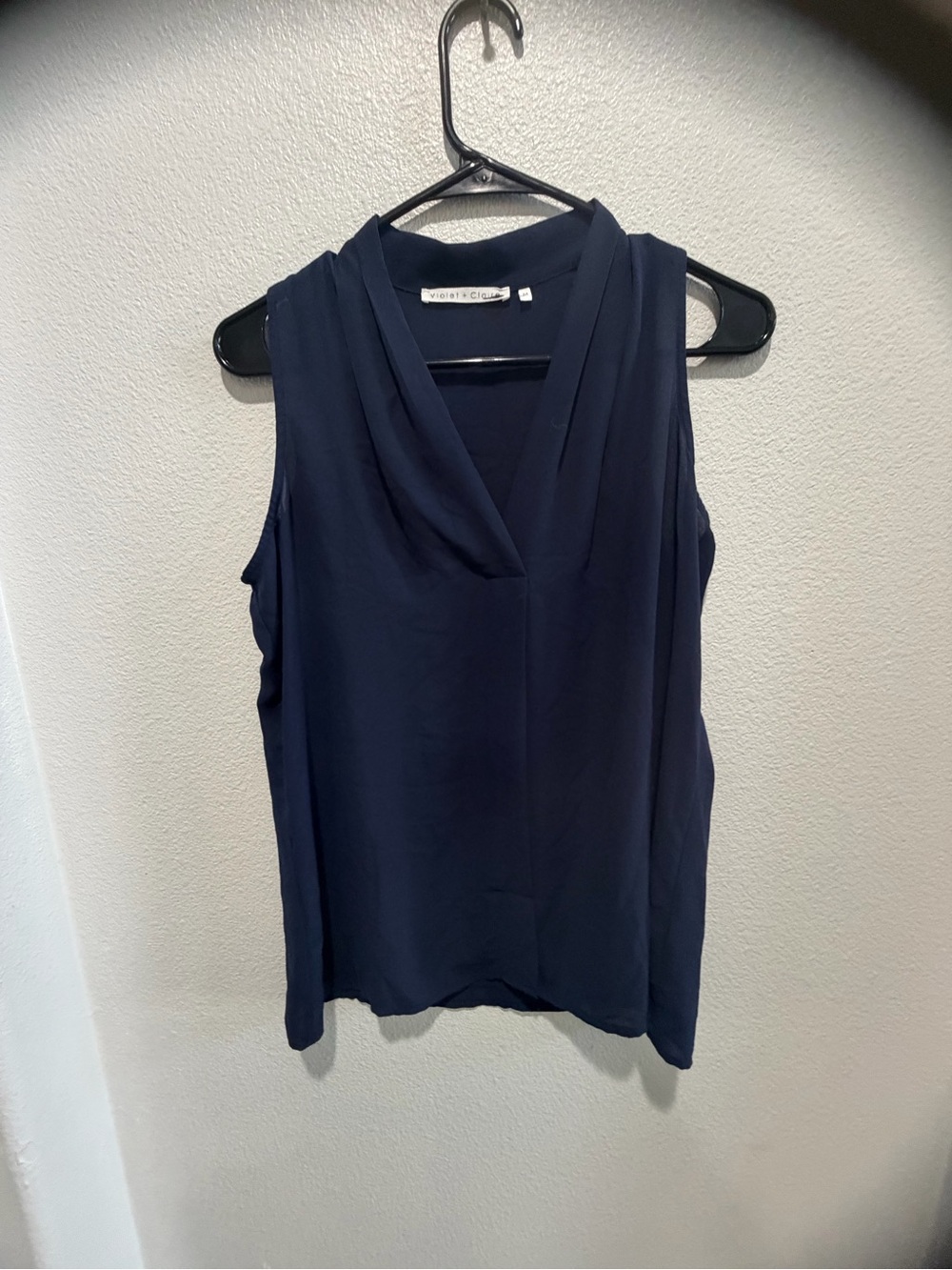 Violet & Claire Navy Sleeveless Drape V-Neck Camisole size medium